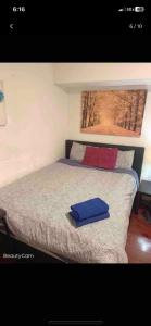 Un dormitorio con una cama con una toalla azul. en Cozy Rowhouse Next JHH en Baltimore