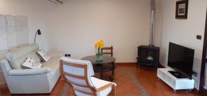 sala de estar con sofá, mesa y TV en APARTAMENTO EN CHIHUAHUA ETXEA, en Gautegiz Arteaga