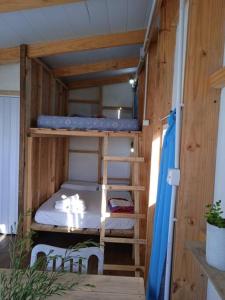 a couple of bunk beds in a room at Uy MÁGICA Cabaña en entorno Natural único in Mercedes