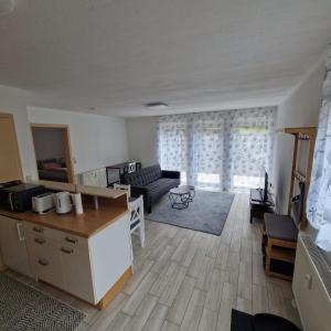 Habitación con cocina y sala de estar. en Ferienwohnung Varli en Tuttlingen