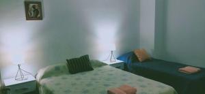 a small room with two beds and a couch at departamento centrico de un dormitorio para tres personas in San Juan