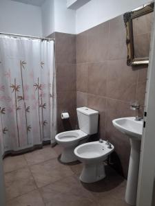 a bathroom with a toilet and a sink at departamento centrico de un dormitorio para tres personas in San Juan