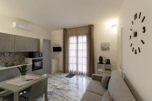 een woonkamer met een bank en een tafel bij Il Glicine in Marsala