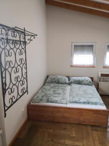 1 dormitorio con 1 cama en una habitación en Ceremoniár, en Poľný Kesov