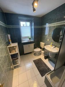 łazienka z umywalką i toaletą w obiekcie Ruhiges Apartment im Herzen von Gera w mieście Gera