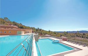 een zwembad op het balkon van een huis bij 2 Bedroom Amazing Apartment In Callian in Callian