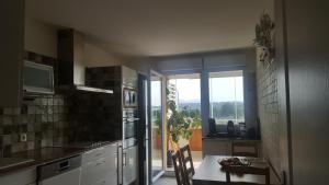 Fotografia z galérie ubytovania appartement 4pers ,3 étage dernier, duplex spacieux Clim, piscine ,parking privé fermer v destinácii Fréjus