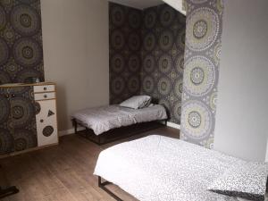 1 dormitorio con 2 camas individuales y vestidor en Le repos bien mérité en Nesle