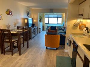 uma cozinha e sala de estar com uma mesa e uma sala de jantar em Sunset Harbor Condo for 2-TOP FLOOR 1-309, Navarre Beach em Navarre