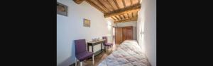 A bed or beds in a room at Agriturismo La Magione Még 16 kép