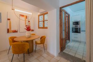 a kitchen and dining room with a table and chairs at Casa de la Acequia by Florentia Homes in Granada