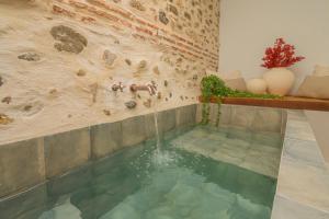 una vasca da bagno con fontana di Casa de la Acequia by Florentia Homes a Granada