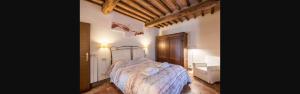 A bed or beds in a room at Agriturismo La Magione