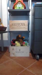 una caja de juguetes en un estante junto a un tocador en Casa Marcone, en Deiva Marina