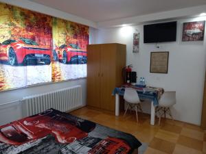 ein Wohnzimmer mit einem Schreibtisch und einem Wandgemälde in der Unterkunft Privat Tatry Dreams in Nová Lesná