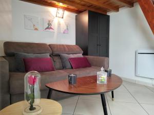 un soggiorno con divano e tavolo di Manoir de L'Aisnerie a Saint-Herblain