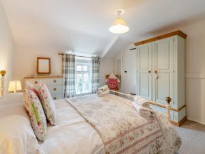 Un dormitorio con una cama grande y una ventana en Esk Dale View, en Grosmont