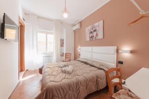 1 dormitorio con 1 cama grande y TV en Fontana Vecchia, en Taormina