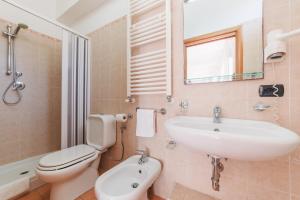 La salle de bains est pourvue d'un lavabo, de toilettes et d'un miroir. dans l'établissement Fontana Vecchia, à Taormine