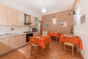 eine Küche und ein Esszimmer mit einem Tisch und Stühlen in der Unterkunft Fontana Vecchia in Taormina