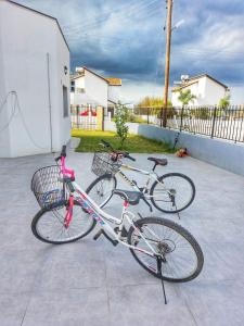 duas bicicletas estacionadas uma ao lado da outra numa calçada em Glapsides Sea Villa em Famagusta