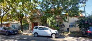 une voiture blanche garée devant une maison dans l'établissement CasaCocco, à Olivos