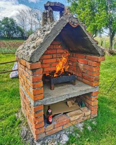 - un four en briques avec une cheminée dans l'établissement KOD BAKE, à Sokobanja