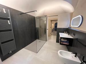 La salle de bains est pourvue d'une douche en verre et d'un lavabo. dans l'établissement Casa di Sant'Anselmo - La Corte - CIR VDA AOSTA 0193, à Aoste