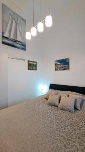 1 dormitorio con 1 cama con 2 almohadas en Room soba u Opatiji Na Lipovici, en Opatija