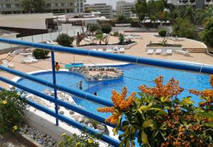 vista para uma piscina num resort em Amplio apartamento 1 dormitorio - Playa Paraiso em Playa Paraiso