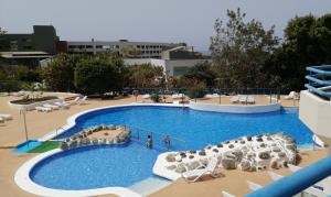una gran piscina en un complejo con sillas en Amplio apartamento 1 dormitorio - Playa Paraiso, en Playa Paraiso