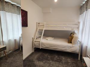 a bedroom with two bunk beds and a desk at Panorama House, Luxury 2-Bedroom Apartment 2 in Kidlington