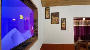 Uma televisão e/ou sistema de entretenimento em Hotel Hilltop At Mall Road Manali With Open Terrace