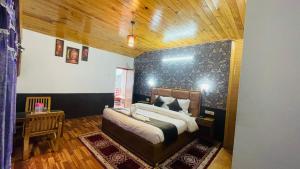 Uma cama ou camas num quarto em Hotel Hilltop At Mall Road Manali With Open Terrace