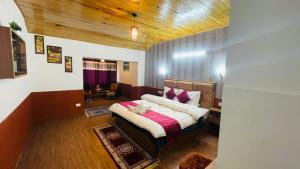 Uma cama ou camas num quarto em Hotel Hilltop At Mall Road Manali With Open Terrace