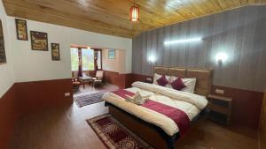 Fotografia z galérie ubytovania Hotel Hilltop At Mall Road Manali With Open Terrace v destinácii Manāli