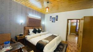 Uma cama ou camas num quarto em Hotel Hilltop At Mall Road Manali With Open Terrace