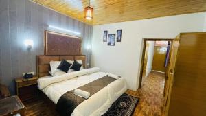 Fotografia z galérie ubytovania Hotel Hilltop At Mall Road Manali With Open Terrace v destinácii Manāli