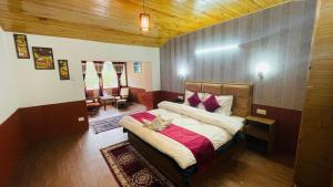 Uma cama ou camas num quarto em Hotel Hilltop At Mall Road Manali With Open Terrace