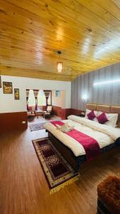 Uma cama ou camas num quarto em Hotel Hilltop At Mall Road Manali With Open Terrace