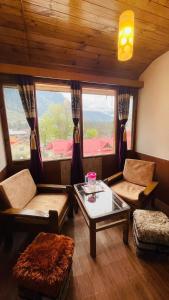 Uma área de estar em Hotel Hilltop At Mall Road Manali With Open Terrace