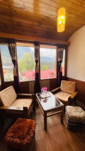 Uma área de estar em Hotel Hilltop At Mall Road Manali With Open Terrace