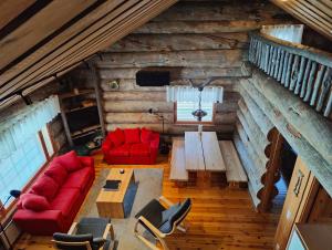 uma vista superior de uma sala de estar num chalé de madeira em Isokelo Log Apartments em Salla