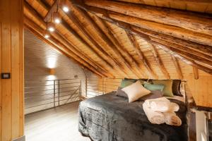 een slaapkamer met een bed in een kamer met houten plafonds bij Suites Bola de Oro in Granada