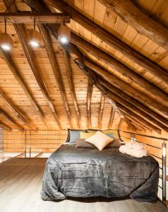 ein großes Bett in einem Zimmer mit Holzdecken in der Unterkunft Suites Bola de Oro in Granada