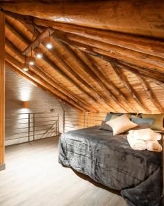 Schlafzimmer mit einem großen Bett und Holzdecken in der Unterkunft Suites Bola de Oro in Granada
