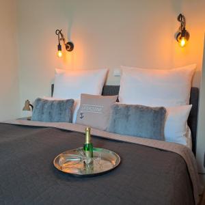 Postel nebo postele na pokoji v ubytování Hotel-Ferienwohnungen Cafe Maarblick
