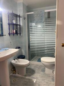 Et badeværelse på Apartamento piscina Santa Pola