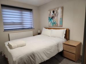 um quarto com uma grande cama branca e uma janela em Horizon House, Stunning 2-Bedroom Flat 1, Parking, Netflix, Oxford em Oxford