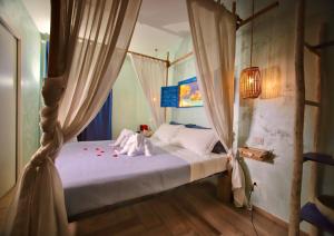 1 dormitorio con 1 cama con sábanas y cortinas blancas en Dream & Relax Villa Fiore en Bari
